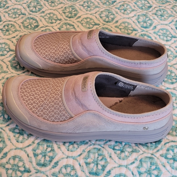 NWOB Womens BZEES mules in light gray/ lavender. Size 10 - Picture 1 of 5